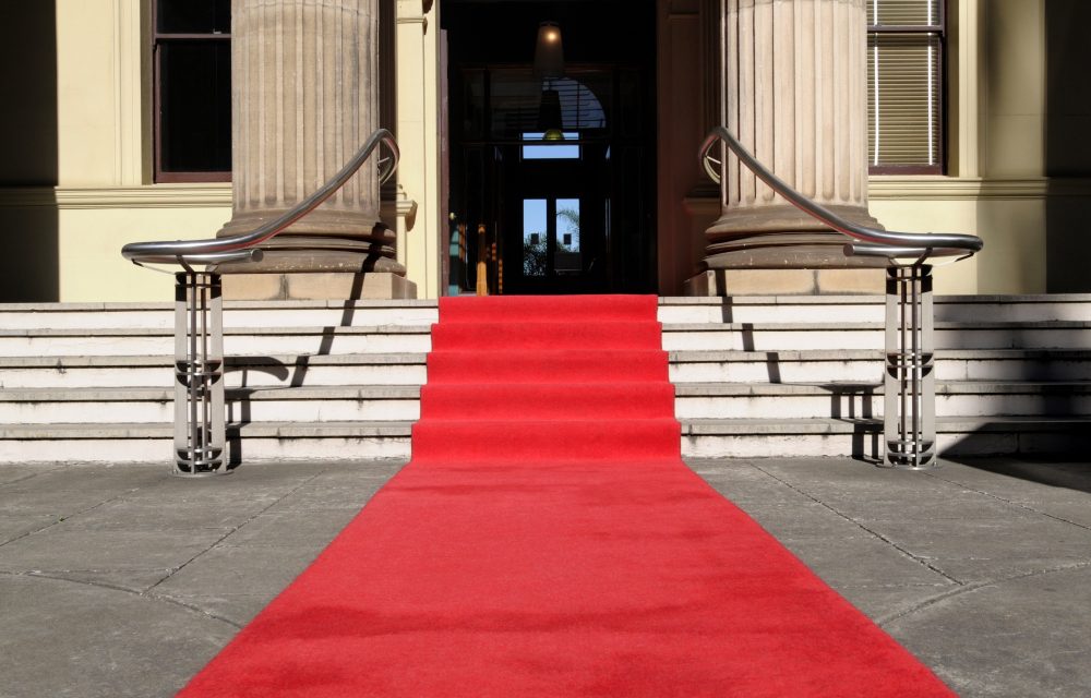 La importancia de los tapetes de entrada en la decoración y protección de interiores.