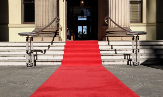 La importancia de los tapetes de entrada en la decoración y protección de interiores.