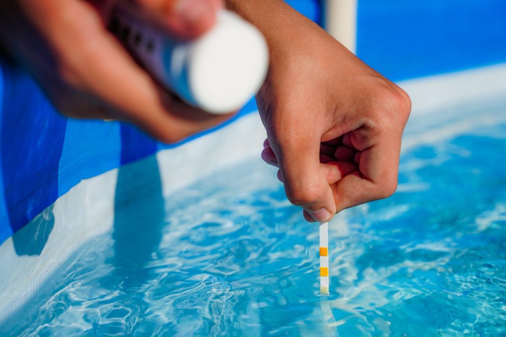 ¿Cómo reducir el pH de tu piscina con minorador