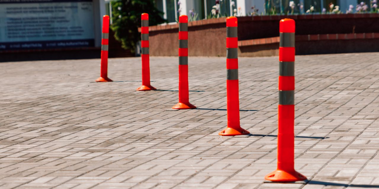 ¿Cómo instalar bolardos de hule de manera efectiva?